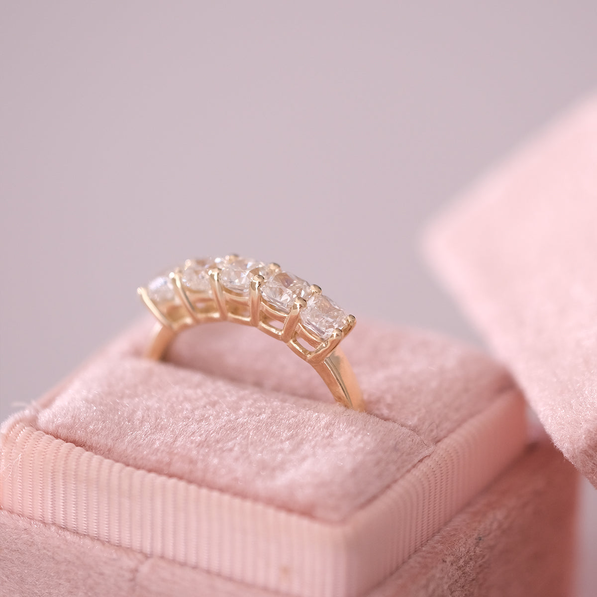 1.61 Karat Cushion Beştaş Yüzük