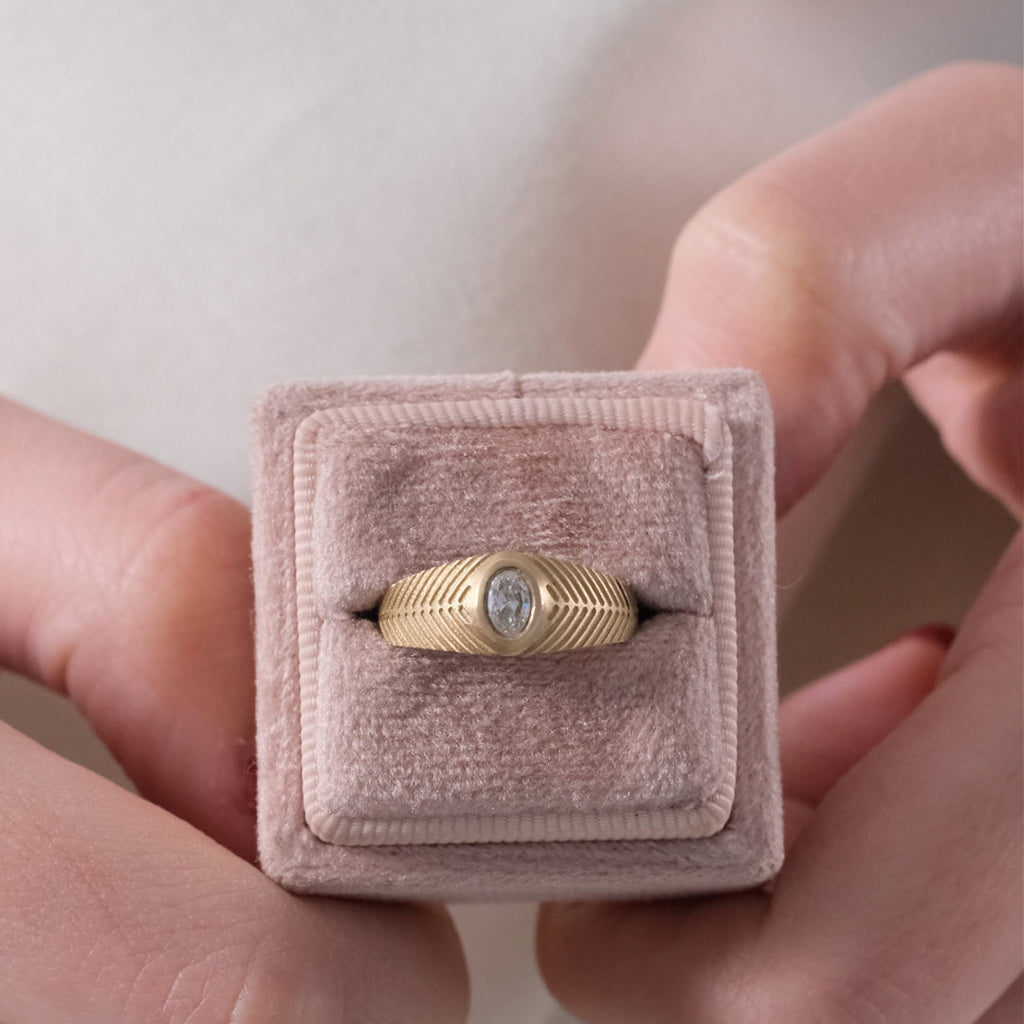 0.20 Karat Oval Serçe Parmak Pırlanta Yüzük