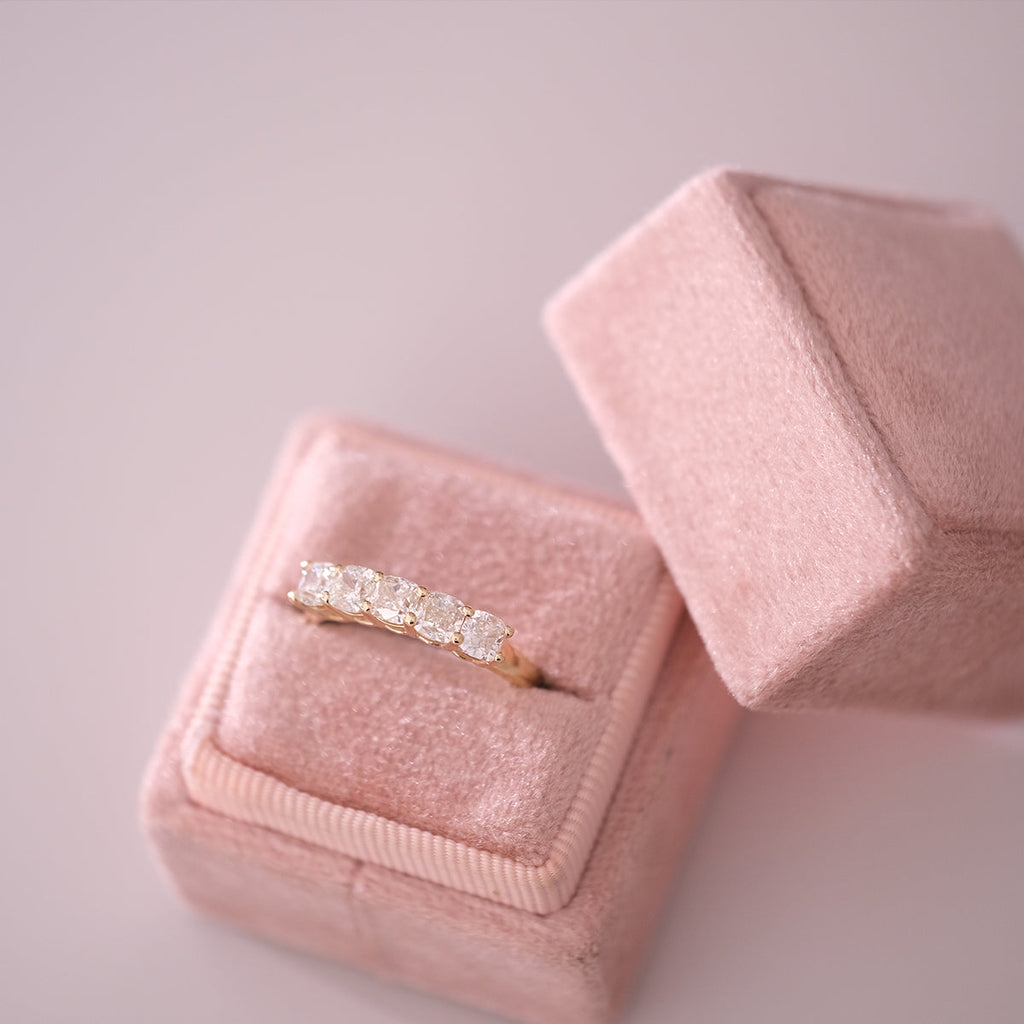1.61 Karat Cushion Beştaş Yüzük