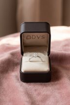 DVS Diamonds oval tektaş pırlanta yüzük, krem içli kahverengi DVS kutusunda