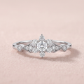 DVS Diamonds Lotus pırlanta yüzük, yumuşak ışıklı pudra pembe zeminde