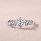 DVS Diamonds Lotus pırlanta yüzük, yumuşak ışıklı pudra pembe zeminde