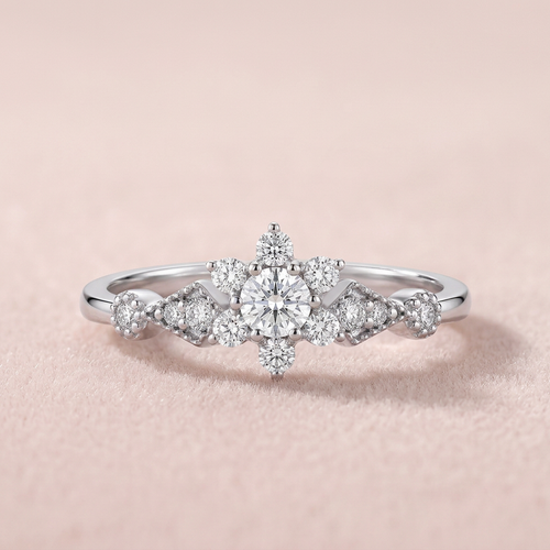 DVS Diamonds Lotus pırlanta yüzük, yumuşak ışıklı pudra pembe zeminde