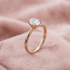 DVS Diamonds oval tektaş yüzük, pudra pembe kadife zeminde