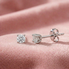 DVS Diamonds DVSE0067 tektaş pırlanta küpe çifti, pudra pembe kadife üzerinde