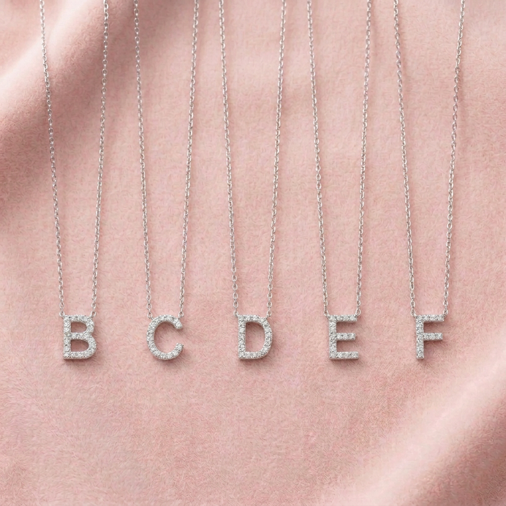 Pudra pembe kadifede beyaz altın görünümünde B C D E F harfli pırlanta kolye tasarım önizlemesi