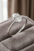 DVS Diamonds DVSR0046 oval tektaş yüzük, taupe kadife üzerinde ürün görünümü