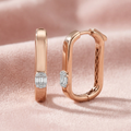 DVS Diamonds DVSE0066 baget pırlanta küpe, pudra pembe kadife üzerinde