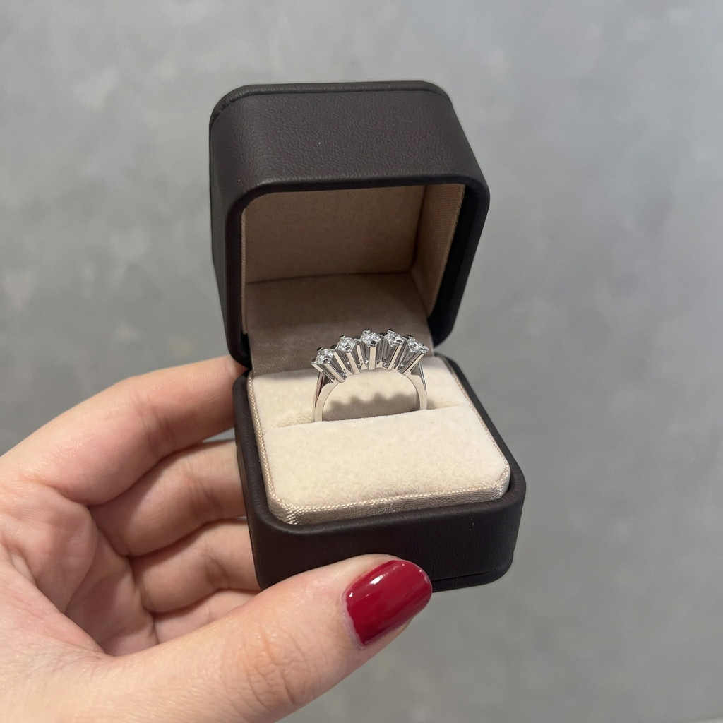 DVS Diamonds DVSR0081 0,50 karat pırlanta beştaş yüzük, koyu kahverengi kutuda krem kadife üzerinde