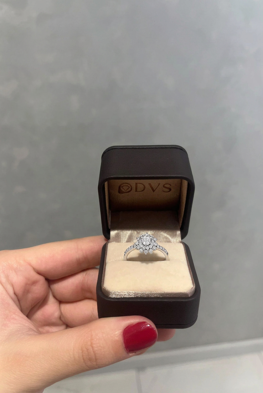 0,67 karat DVS Lotus tektaş pırlanta yüzük, elde tutulan DVS kutusunda