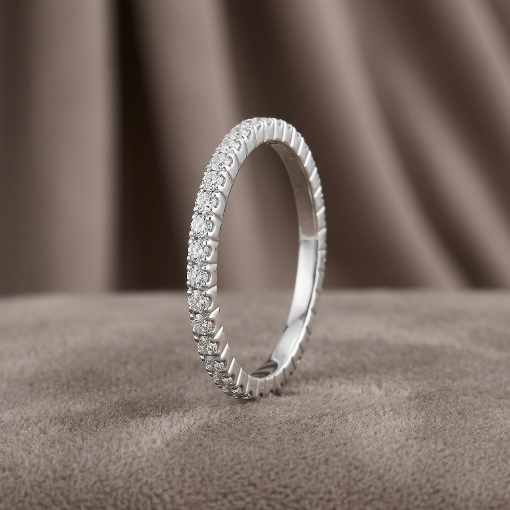 DVS Diamonds DVSR0080 0,50 karat tamtur pırlanta yüzük, taupe kadife üzerinde ürün çekimi