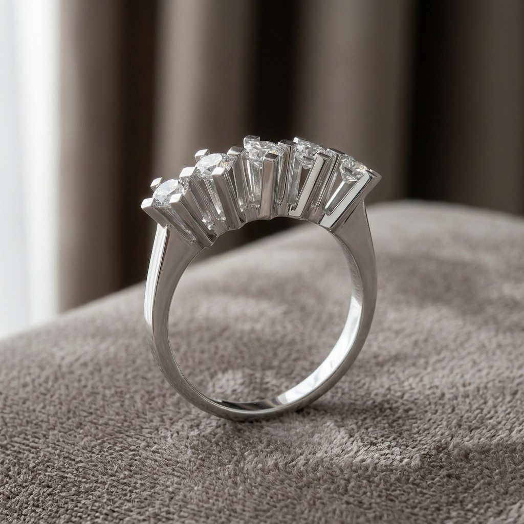 DVS Diamonds DVSR0081 0,50 karat pırlanta beştaş yüzük, taupe kadife üzerinde ürün çekimi