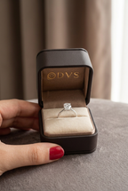 DVS Diamonds DVSR0046 oval tektaş yüzük, DVS sunum kutusunda