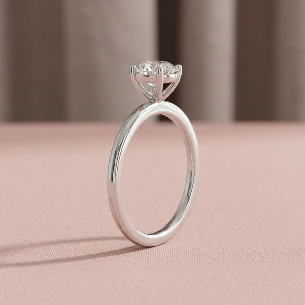 DVS Diamonds 0.80 karat beyaz altın tektaş pırlanta yüzük, pudra zeminde yan görünüm