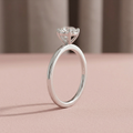 DVS Diamonds 0.80 karat beyaz altın tektaş pırlanta yüzük, pudra zeminde yan görünüm