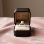 DVS kutusunda pudra pembe kadife zemin üzerinde oval tektaş yüzük