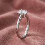 DVS Diamonds 0,90 karat oval tektaş pırlanta yüzük pembe kadife zeminde