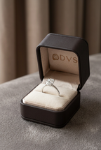 DVS kutusunda 1,50 karat oval tektaş yüzük