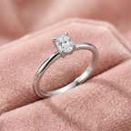 DVS Diamonds oval tektaş pırlanta yüzük pudra pembe kadife zeminde